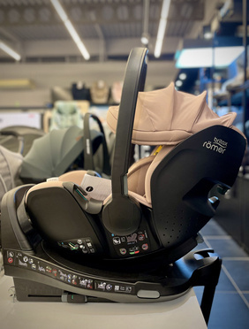 Britax Romer® Baby-Safe PRO rozkła. fotelik Dusty rose + baza Vario 5Z (EKSPOZYCJA)