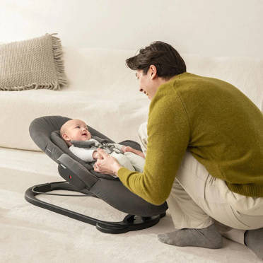 Stokke® Steps™ Bouncer leżaczek niemowlęcy z funkcją naturalnego bujania | Black–Soft Sage